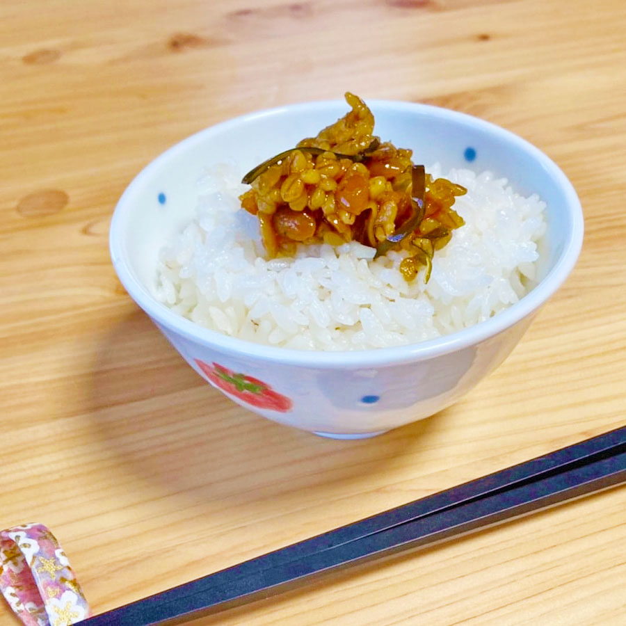 ご飯に納豆味噌を乗せた写真