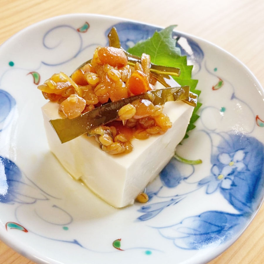 味噌納豆を豆腐に乗せた写真